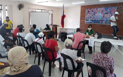 <p><strong>AID FOR FARMERS.</strong> Payout of the PHP5,000 government cash assistance for small rice farmers in La Paz, Leyte affected by the health crisis. The Department of Agriculture (DA) on Monday (June 8, 2020) said 48,528 out of 55,938 target farmer-beneficiaries in Eastern Visayas have received the cash aid. <em>(Photo courtesy of DA)</em></p>
<p> </p>