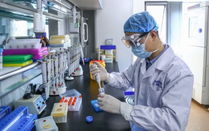 <p><strong>SEARCH FOR VACCINE.</strong> A staff member tests samples of the Covid-19 inactivated vaccine at a vaccine production plant of China National Pharmaceutical Group (Sinopharm) in Beijing, capital of China on April 11, 2020. Chinese Science and Technology Minister Wang Zhigang on Sunday (June 7, 2020) said China will make its Covid-19 vaccine a global public good when it is ready for application after a successful research and clinical trials. <em>(Xinhua/Zhang Yuwei)</em></p>