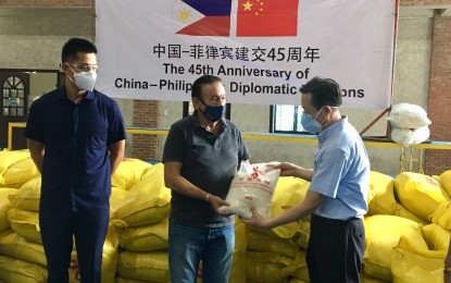 <p><strong>RICE DONATION</strong>. The Chinese government represented by Zhou Youbin(right), head of post and Consul of the Consulate of the People’s Republic of China in Laoag City, turns over rice bags to Ilocos Norte Governor Matthew Joseph Manotoc (left), and Laoag Mayor Micahel Keon (center) on Tuesday. These will be given to health front-liners at the Mariano Marcos Memorial Hospital in Batac City and to some jeepney and tricycle drivers in Laoag City. <em>(PNA photo by Leilanie G. Adriano</em>) </p>