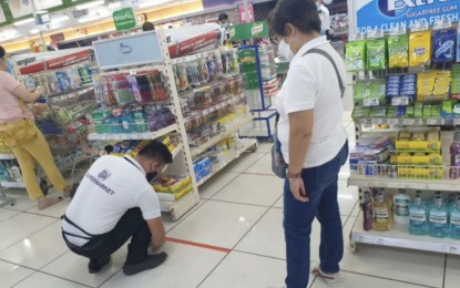 <p><strong>SAFETY STANDARDS.</strong> Department of Trade and Industry-Central Visayas regional director, Assistant Secretary Asteria Caberte (right), watches a supermarket employee while installing visible markers for physical distancing during her "mall tour" last June 2. Caberte on Tuesday (June 9, 2020) commended the malls that have opened in Cebu during the general community quarantine for complying with the minimum health and safety standards. <em>(Photo courtesy of DTI-7)</em></p>