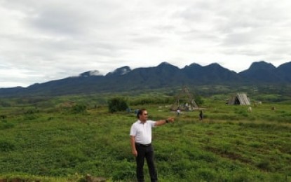 <p><strong>RESETTLEMENT SITE</strong>. Mindanao Development Authority (MinDA) Secretary Emmanuel Piñol inspects the prospective "Balik" resettlement area in Barangay Miarayon Talakag, Bukidnon, on Thursday (June 11, 2020). Governor Jose Zubiri offered the vast vegetable production area as a proposed resettlement site for beneficiaries of the "Balik Probinsya, Bagong Pag-asa” program.<em> (Photo courtesy of MinDA)</em></p>
<p> </p>