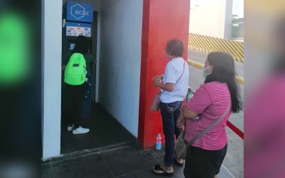 <p><strong>SECOND TRANCHE</strong>. Pantawid Pamilyang Pilipino Program (4Ps) beneficiaries in Iloilo City, Iloilo province, and Bacolod City can now withdraw the second tranche of the Social Amelioration Program cash aid deposited in their accounts, the Department of Social Welfare and Development (DSWD) in Western Visayas said on Monday (June 15, 2020). A total of 104,027 4Ps beneficiaries in the region have been downloaded PHP4,650 on top of their monthly grant. <em>(PNA photo courtesy of Richard Sevilla)</em></p>