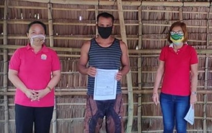 <p><strong>INSTALLED.</strong> One of the agrarian reform beneficiaries installed on a property in Barangay Nanca, E.B. Magalona town on June 5, 2020. The installation rites were facilitated by personnel of Department of Agrarian Reform Negros Occidental I-North. <em>(Photo courtesy of DAR Negros Occidental I)</em></p>