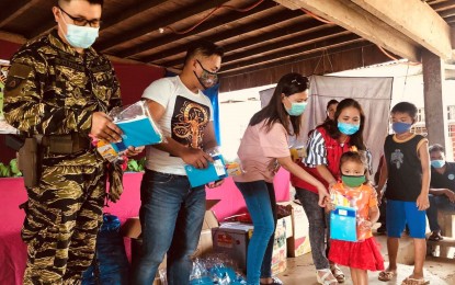 <p><strong>BACK-TO-SCHOOL GIFTS.</strong> Around 100 children belonging to the Manobo tribe in Barangay Caras-an in Tago town and Libas-Sud in San Miguel, Surigao del Sur receive school supplies from the Army’s 3rd Special Forces Battalion and the local government units on Tuesday (June 16, 2020) in preparation for the opening of classes this year. The outreach is part of the government's drive against the communist rebels' recruitment in the area.<em> (Photo courtesy of 3SFBn)</em></p>