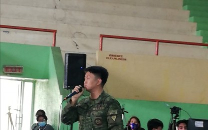 <p><strong>MASSIVE RECRUITMENT</strong>. Philippine Army 61st Infantry Battalion commander, Lt. Col. Joel Benedict Batara, warns about the communist terrorists’ massive recruitment in Antique during a mayors' meeting last June 16. Batara said on Wednesday (June 17, 2020) that mayors should strengthen their municipal task force to end the local communist armed conflict. <em>(PNA photo by Annabel Consuelo J. Petinglay)</em></p>