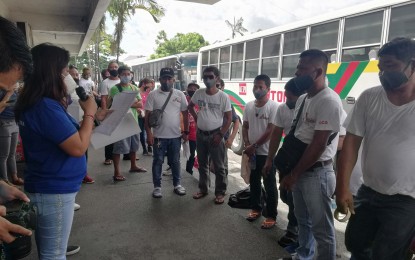 <p><strong>LIBRENG SAKAY.</strong> Dr. Eva Grageda (holding microphone), Albay Social Welfare and Development Office chief, orients bus drivers before leaving Legazpi City on Wednesday (June 17, 2020) to fetch 1,200 locally stranded individuals (LSIs) in Metro Manila who wish to return to the province. The 40 commissioned buses also ferried 596 LSIs to Manila for free. <em>(Photo by Connie Calipay)</em></p>