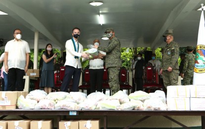 <p><strong>FOOD FOR AFP FRONT-LINERS.</strong> House of Representatives Speaker Alan Peter Cayetano (center left) turns over food items to AFP Chief-of-Staff, Gen. Felimon Santos Jr. (center right), in a ceremony in Camp Aguinaldo on Friday (June 19, 2020). Cayetano thanked the soldiers who continue to risk their lives to serve the people and protect the nation from all threats. <em>(Photo courtesy of AFP Public Affairs Office)</em></p>