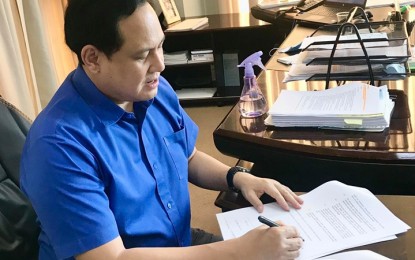 <p><strong>AIRPORT OPENS.</strong> Iloilo Governor Arthur Defensor Jr. on Saturday (June 20, 2020) signs executive order 128-C allowing 1,500 inbound locally stranded individuals and overseas Filipino workers weekly at the Iloilo International Airport in Cabatuan town. He also extended the modified general community quarantine (MGCQ) of the province until June 30.<em> (Photo courtesy of Iloilo Governor's Office)</em></p>
