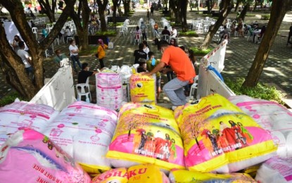 <p><strong>ASSISTANCE</strong>. Personnel from the office of 1st District Rep. Paolo "Pulong" Duterte unload food packs to be distributed to solo parents and tricycle drivers on Saturday (June 20, 2020) at the People's Park. Some 683 workers who are solo parents and 314 tricycle drivers also received cash aid from the government’s assistance program to mitigate the impact of the pandemic. <em>(Photo courtesy of the Office of Rep. Paolo “Pulong” Duterte)</em></p>