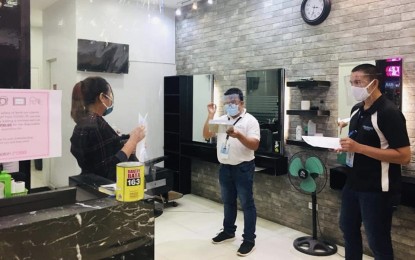 <p><strong>COMPLIANT WITH PROTOCOLS.</strong> Personnel of the Department of Trade and Industry (DTI) in Bohol confer with a salon attendant in Tagbilaran City about the health and safety protocols in attending to their customers. The DTI on Monday (June 22, 2020) commended salons and barbershops in Tagbilaran City for observing health and safety protocols established by the Department of Health. <em>(Photo courtesy of DTI-7)</em></p>
<p> </p>