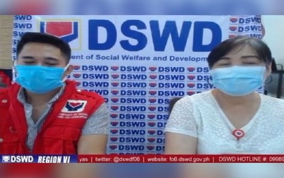 <p><strong>DUPLICATION</strong>. Ma. Evelyn Macapobre (right), Department of Social Welfare and Development DSWD-6 regional director, says on Monday (June 22, 2020) that they have traced 31,000 duplicate beneficiaries for social amelioration program. If verified, these beneficiaries will be asked to return one of the aids they received from the government. <em>(Photo courtesy of DSWD 6)</em></p>
