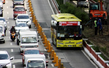 <p><strong>EDSA BUSWAY.</strong> A city bus cruise unobstructed along the Edsa busway. The Metropolitan Manila Development Authority (MMDA) on Monday (July 20, 2020) said the busway will be complete by September. <em>(file photo)</em></p>