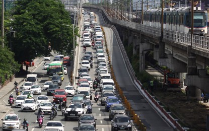 <p><strong>EDSA TRAFFIC.</strong> Private vehicles driving along a congested Edsa-Kamuning Road. The Metropolitan Manila Development Authority on Monday said concrete barrier-related accidents have gone down this month and called on motorists to remain vigilant and drive defensively to avoid accidents in Edsa. <em>(file photo)</em></p>