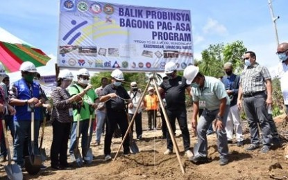<p><strong>GROUNDBREAKING.</strong> Mindanao Development Authority Secretary Emmanuel Piñol (4th from right) leads the lowering of the capsule as the first 'Balik Probinsya, Bagong Pag-asa' model village breaks ground in Barangay Tacub Kauswagan, Lanao del Norte, on Wednesday (June 24). The village, which will be established in a 6.8-hectare area donated by a private corporation, will be patterned after successful models of communities involved in one common production activity with a complete value chain. <em>(Photo by MinDA)</em></p>