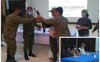 <p><strong>SURRENDER.</strong> Maj. Gen. Diosdado Carreon, the Army’s 6th Infantry Division commander (2nd from right), receives a firearm from one of three New People’s Army recruiters who yielded to the military in Maguindanao on Monday (June 23, 2020). The three surrenderers (inset) vowed never to return to rebel life and live peacefully with their families. <em>(Photo courtesy of DXMY-Cotabato)</em></p>