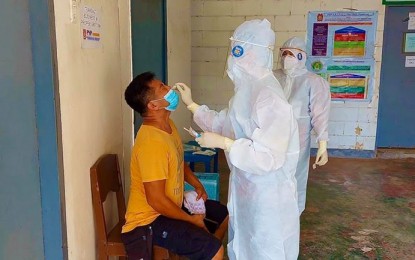 <p><strong>COVID-19 TEST</strong>. A health worker at Samar Provincial Hospital (SPH) in Catbalogan City collects a swab sample from a suspected coronavirus disease 2019 (Covid-19) carrier. The Department of Health (DOH) on Wednesday (June 24, 2020) reported 17 new coronavirus disease 2019 (Covid-19) cases in Eastern Visayas, bringing its total to 452. <em>(Photo courtesy of SPH)</em></p>