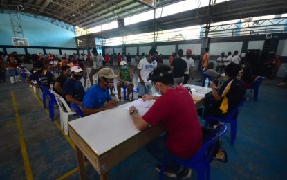 <p><strong>CASH ASSISTANCE.</strong> Some 800 tricycle drivers in Davao City receive cash assistance on Friday (June 26, 2020) from the office of 1st District Rep. Paolo 'Pulong' Duterte in collaboration with the Department of Labor and Employment in Davao Region. Each driver received PHP3,900 from the government’s assistance program to mitigate the impact of the coronavirus disease 2019. <em>(Photo courtesy of Rep. Paolo Duterte's office)</em></p>