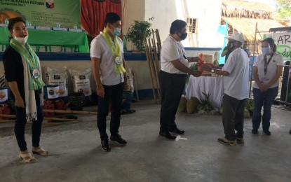 <p><strong>LAND TITLES.</strong> Agrarian Reform Secretary John Castriciones leads the distribution of Certificates of Land Ownership Award in Libmanan, Camarines Sur on June 24, 2020. A total of 260 agrarian reform beneficiaries received land titles covering 394 hectares in barangay Tarum, Ibid and Cuyapi in Libmanan. <em>(DAR photo)</em></p>