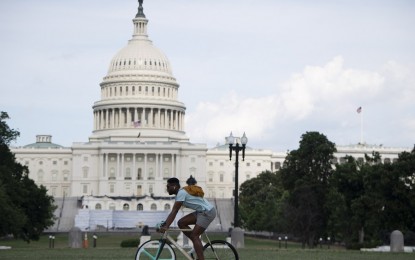 <p><strong>US COVID-19 CASES. </strong>A man rides a bicycle near the Capitol Building in Washington D.C., the United States, June 26, 2020. Reopening rolled back in 12 states as US coronavirus cases hit 2.5 million. <em>(Xinhua/Liu Jie)</em></p>