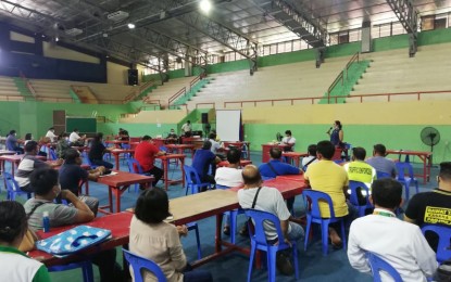 <p><strong>EXTENSION.</strong> Mayors of Antique's 18 municipalities meet with Governor Rhodora Cadiao and the provincial Inter-Agency Task Force at the Binirayan Gymnasium on Monday (June 29, 2020). Libertad Mayor Mary Jean Te confirmed that the Department of Education has again extended the use of schools as isolation facilities.<em> (PNA photo by Annabel Consuelo J. Petinglay)</em></p>