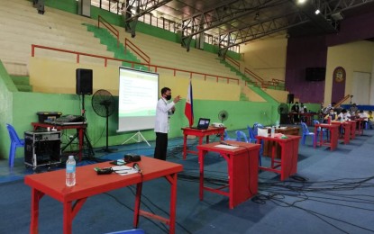 <p><strong>POPULATION GROWTH</strong>. Population Commission Regional Director Harold Alfred P. Marshall presents the Demographic Vulnerability Tool before policy-makers in Antique held at the Binirayan Gymnasium in Antique on Monday (June 29, 2020). During the presentation, he said the population in Western Visayas is projected to increase by 28,000 during the two months lockdown. <em>(PNA photo by Annabel Consuelo J. Petinglay)</em></p>