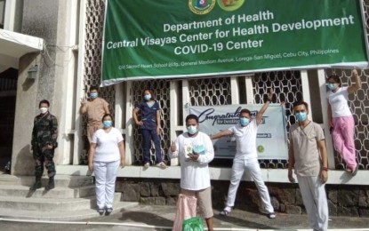 <p><strong>RECOVERIES</strong>. Two patients who have recovered from Covid-19 at a patient care center inside the Sacred Heart School old campus in Cebu City pose with the healthcare front-liners before their discharge on Saturday (June 27, 2020). Mayor Edgardo Labella said 22 other patients reported to have also fully recovered were released on Saturday from the Cebu City Quarantine Center (CCQC).<em> (Photo courtesy of Mayor Edgardo Labella)</em></p>