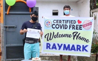 <p><strong>RECOVERED PATIENT</strong>. The first patient who recovered from coronavirus disease (Covid-19) in Palo, Leyte returns home in Baras village on June 29, 2020. The Department of Health on Wednesday (July 1, 2020) said 222 of the 532 Covid-19 patients in Eastern Visayas have already recovered.<em> (Photo courtesy of Palo local government)</em></p>