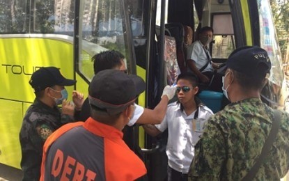 <p><strong>BORDER CONTROL.</strong> Policemen carry out border restrictions in Calinog town at the boundary of Iloilo and Capiz provinces in the second week of March. Iloilo Governor Arthur Defensor Jr. on Wednesday (July 1, 2020) has imposed another travel restriction order. <em>(PNA file photo)</em></p>