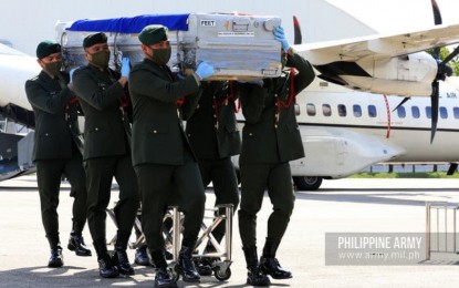 <p><strong>FALLEN TROOPS HONORED.</strong> Army troops carry the casket of one of the four soldiers in Sulu whose remains arrived at the Villamor Air Base in Pasay City on Tuesday (June 30, 2020). Philippine Army commander Lt. Gen. Gilbert Gapay was enraged over the incident and demanded for a full-blown investigation. <em>(Photo courtesy of the Army Chief Public Affairs Office)</em></p>