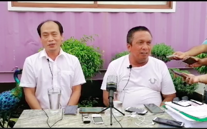 <p><strong>FOILED ASSASSINATION TRY.</strong> Negros Oriental Gov. Roel Degamo discloses to the media Wednesday afternoon (July 1, 2020) a plot to kill him and his wife as provincial administrator Richard Enojo looks on. On Monday evening, three suspects on board a vehicle carrying firearms and ammunition were arrested at the Caticlan Jetty Port in Malay, Aklan, which fit the description of the suspects given by Degamo's informant. <em>(Video screen grab from the Negros Oriental Facebook page)</em></p>