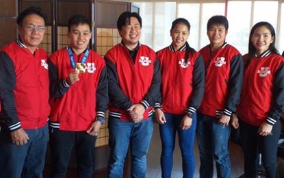 <p><strong>OFF TO DAD</strong>. World champion Nesthy Petecio (2nd left) is flying home to Davao to train with her father Teodoro, a former boxer and with her brother Norlan as she seeks a last flight to the Tokyo Olympics that has been moved to July next year due to the coronavirus disease (Covid-19) pandemic. Petecio is seen here with fellow Philippine boxing team members and University of Baguio heads led by UB president Javier Herminio Bautista (3rd, left). <em>(PNA file photo by Pigeon Lobien)</em></p>