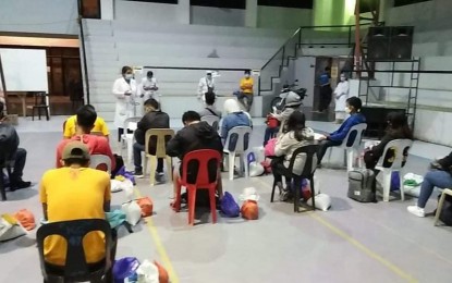 <p><strong>PREPARE FOR LSIs</strong>. Locally stranded individuals (LSIs) from the municipality of Lambunao, Iloilo are briefed by the municipal health physician before they were sent to the quarantine facility on June 20. The Western Visayas Regional Task Force on Thursday (July 2, 2020) advised local government units to prepare for arrivals of more LSIs once the temporary suspension is lifted. <em>(Photo by CEC Infocenter Lambunao)</em></p>