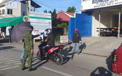 <p><strong>BORDER CHECK</strong>. Police and responders check motorists entering Palo town in Leyte. Leyte Governor Leopoldo Dominico Petila on Thursday (July 2, 2020) said the province will be under general community quarantine from July 1 to 15, upon recommendation of the national Inter-Agency Task Force on Emerging Infectious Diseases. <em>(Photo courtesy of Palo police station)</em></p>