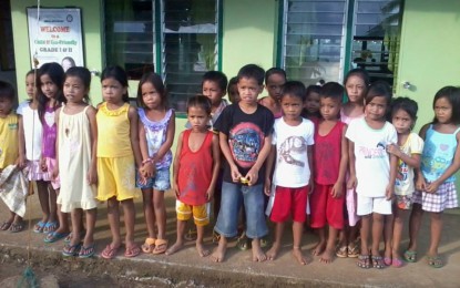 <p><strong>STUNTING</strong>. Some school children of the Hugpa West Elementary School in Burauen, Leyte in this 2014 photo. At least 53,055 children under five years old in Eastern Visayas are short, thus all stakeholders must join the battle against stunting, nutrition program coordinator of the National Nutrition Council in Eastern Visayas, Catalino Dotollo, said on Friday (July 3, 2020). <em>(PNA photo by Sarwell Meniano)</em></p>