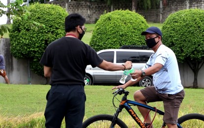 <p><strong>EXERCISE SAFE ZONES.</strong> Personnel of the city government of Taguig gives away free masks and drinks to health enthusiasts at the Heritage Memorial Park on Saturday (July 4, 2020). The area is one of the designated “exercise safe zones” where residents can sweat it out under strict monitoring for health and safety protocols. <em>(photo courtesy Taguig PIO)</em></p>