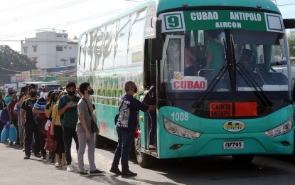 <p><strong>MONDAY COMMUTE.</strong> Passengers board a bus along the Marikina-Infanta Highway (Marilaque Highway) near Cogeo Gate 2 in Antipolo City on Monday (July 6, 2020). The government has been reminding transport operators and commuters to observe health protocols. <em>(PNA photo by Joey O. Razon)</em></p>