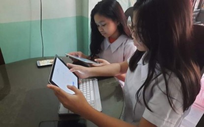 <p><strong>SELF-LEARNING MODULE.</strong> As face-to-face classes are prohibited due to public health concerns due to the Covid-19 pandemic, the Department of Education in Central Visayas is now preparing to implement the Self-Learning Modules (SLMs) as alternative learning delivery modality to be offered for various types of learners across the region. DepEd-7 Regional Director Salustiano Jimenez on Monday (July 6, 2020) said school divisions in Central Visayas will soon conduct a dry run on SLMs before the Aug. 24 opening of classes<em>. (PNA photo by John Rey Saavedra) </em></p>