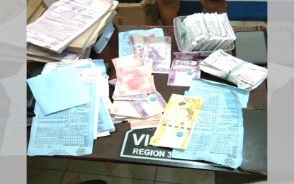 <p><strong>ENTRAPMENT.</strong> Marked money and traffic citation tickets were seized from two police officers who were arrested for robbery-extortion in an entrapment operation in Malolos, Bulacan on Monday (July 6, 2020). The suspects, Senior M/Sgt. Vic Godwin Lajom and Pat. Jay Mark Tuazon were allegedly using two civilian assets in extorting money from motorists who commit traffic violations. <em>(Photo courtesy of PNP-IMEG)</em></p>