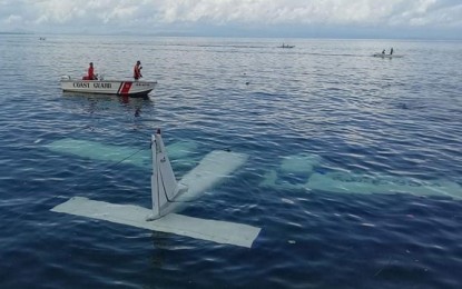<p><strong>EMERGENCY LANDING.</strong> Personnel of the Philippine Coast Guard aboard an aluminum motorboat guard the twin-engine, six-seater Viper Seneca plane that crashed Tuesday morning (July 7, 2020) into the shore of Barangay Sinunuc, Zamboanga City. An official of the Civil Aviation Authority of the Philippines (CAAP)-Zamboanga, however, clarified that the pilot made an emergency landing after the plane incurred engine failure. <em>(PNA photo by Ely E. Dumaboc)</em></p>