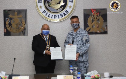 <p><strong>BOOSTING CYBER CAPABILITY.</strong> Navy flag-officer-in-command, Vice Adm. Giovanni Carlo Bacordo (right), and Synetcom Philippines Inc. president and CEO Dennis Luyahan (left), sign a memorandum of agreement (MOA) in a ceremony at the Navy headquarters in Manila on Wednesday (July 8, 2020). Under the agreement, the IT firm will assist the Navy in boosting its cyber capability. <em>(Photo courtesy of Naval Public Affairs Office)</em></p>