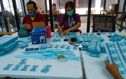 <p><strong>COVID-19 SURVEILLANCE</strong>. Personnel of the Tacloban City’s management information system prepare pass cards that will be used in its digital Covid-19 surveillance system in this July 1, 2020 photo. Mayor Alfred Romualdez on Wednesday (July 8, 2020) said they target the full implementation of its surveillance, contact tracing, analysis, and networking or SCAN system on July 16 and will take effect while the public health emergency subsists. <em>(Photo courtesy of Tacloban City government)</em></p>