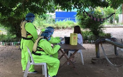 <p><strong>COVID-19 CHECK.</strong> Local health workers conduct rapid antibody testing on a locally stranded individual who returned to Gandara town in Samar. The Department of Health on Thursday (July 9, 2020) reported three new Covid-19 cases and five new recoveries in Eastern Visayas. <em>(Photo courtesy of Gandara Rural Health Unit)</em></p>