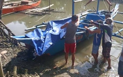 <p><strong>RETRIEVED</strong>. The boat which transported the body of fisherman Isagani Avansenia back to the shoreline of Ilog, Negros Occidental on Friday morning (July 10, 2020). He went missing after his boat got tangled with a fishing line of a commercial fishing vessel and capsized almost three days ago. <em>(Photo courtesy of Philippine Coast Guard-Negros Occidental)</em></p>