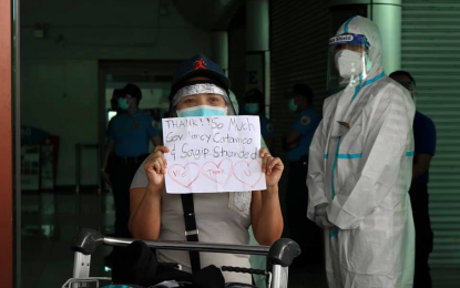 <p><strong>MESSAGE OF GRATITUDE.</strong> A returning locally stranded individual put her message of gratitude on a piece of paper as she arrived at the Davao International Airport with the help of North Cotabato Governor Nancy Catamco and the Task Force (TF) Sagip Stranded North Cotabateños recently. The TF Sagip said that it has so far facilitated the return of 9,050 homecoming residents to the province stranded due to community quarantine lockdowns across the country as brought about by the coronavirus disease 2019 pandemic. <em>(Photo courtesy of North Cotabato PIO)</em></p>