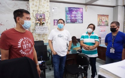 <p><strong>AUTOMATED TAX SYSTEM.</strong> Daraga Mayor Victor Perete (left) visits the office of the municipal assessor on Monday (July 13, 2020) to check on its use of the automated revenue and tax collection through the Enhanced Tax Revenue Assessment and Collection System program. The municipal assessor’s office will deploy two teams to conduct field validations on buildings and other properties for them to collect proper taxes. <em>(Photo by Mike dela Rama)</em></p>