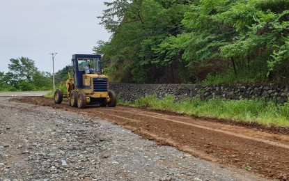 <p><strong>LANDSLIDE CLEARING</strong>. A worker from the Municipal Engineering Office clears a landslide that blocked a portion of Pallas Road in Vintar, Ilocos Norte, on Tuesday (July 14, 2020). Due to heavy rainfall brought about by Tropical Depression Carina, the Bislak River in the town also swelled. <em>(Photo from the Vintar Balay Ti Ili's Facebook page)</em></p>
