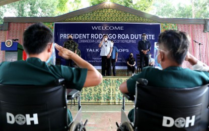 <p><strong>NO GRUDGES.</strong> President Rodrigo Roa Duterte salutes the wounded soldiers he visited at the Camp General Teodulfo Bautista Headquarters in Jolo, Sulu on Monday (July 13, 2020). Duterte advised the Armed Forces of the Philippines (AFP) not to hold a grudge against the Philippine National Police (PNP) despite the police officers’ fatal shooting of four military intelligence officers last June 29. <em>(Presidential photo)</em></p>