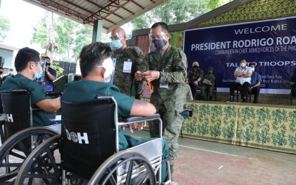 <p><strong>ORTHOPEDIC DOCTOR FOR AFP.</strong> President Rodrigo Roa Duterte witnesses the conferment of medals on the wounded soldiers he visited at the Camp General Teodulfo Bautista Headquarters in Jolo, Sulu on Monday (July 13, 2020). Duterte said he would ask a certain Eddie Boy Lim, an orthopedic surgeon who also hails from Davao, to work for the members of the Armed Forces of the Philippines. <em>(Presidential photo)</em></p>