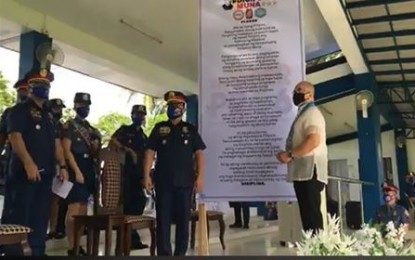 <p><strong>DISCIPLINE</strong>. The Police Regional Office (PRO) 6 (Western Visayas) commits to the nationwide “Disiplina Muna” advocacy of the Department of the Interior and Local Government (DILG). Signing the commitment during Monday’s (July 13, 2020) launch were DILG-6 Director Juan Jovian E. Ingeniero (right) and PRO-6 chief, Brig. Gen. Rene Pamuspusan (center). <em>(Photo by PRO-6)</em></p>