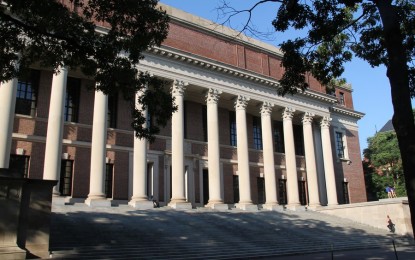 <p><strong>RESCINDED.</strong> The campus of Harvard University in Cambridge, Massachusetts, the US. The US government has rescinded a new rule that could have denied international students their stay in the country if they only attend online courses this fall semester, said Judge Allison Burroughs, who presided over a hearing Tuesday (July 14, 2020) on a lawsuit filed last week by Harvard University and the Massachusetts Institute of Technology against the federal directive.<em> (Photo by Fan Lin/Xinhua)</em></p>